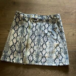 Snakeskin print skirt. Size large.